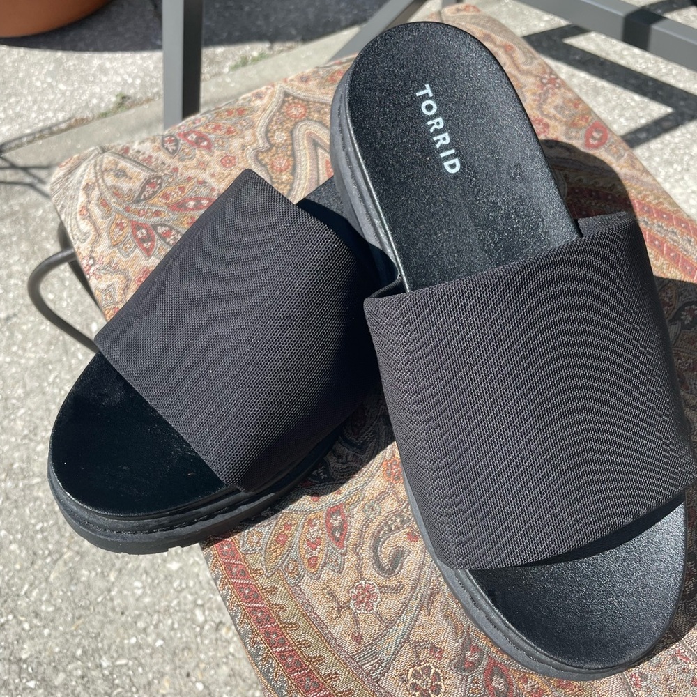 Torrid Stretch Chunky Flatform Slide
Sandals Black Size 10 WW